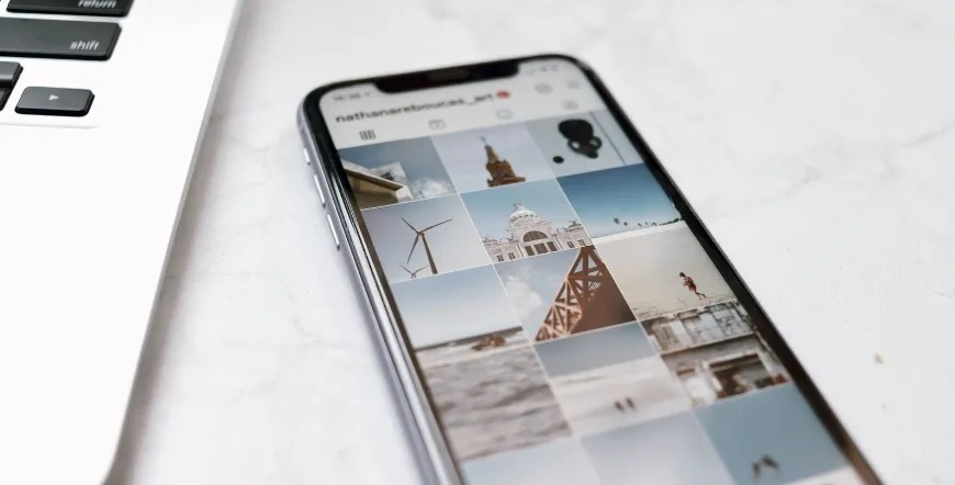 Telefon afișând un feed de Instagram