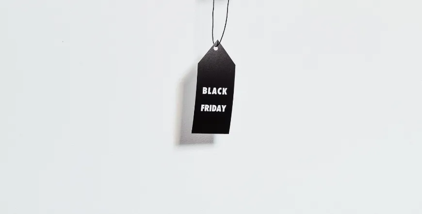 Etichetă de preț cu textul „Black Friday”