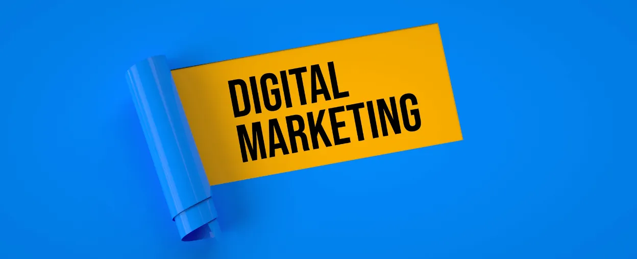 Banner cu textul „Digital Marketing”