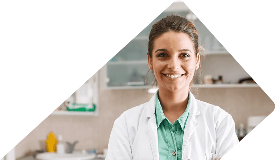 Medic zâmbind într-un cabinet